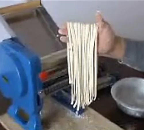 High quality electric noodle making machine,pasta making machine, noodle cutting machine for home use and commercial use
High quality electric noodle making machine,pasta making machine, noodle cutting machine for home use and commercial use