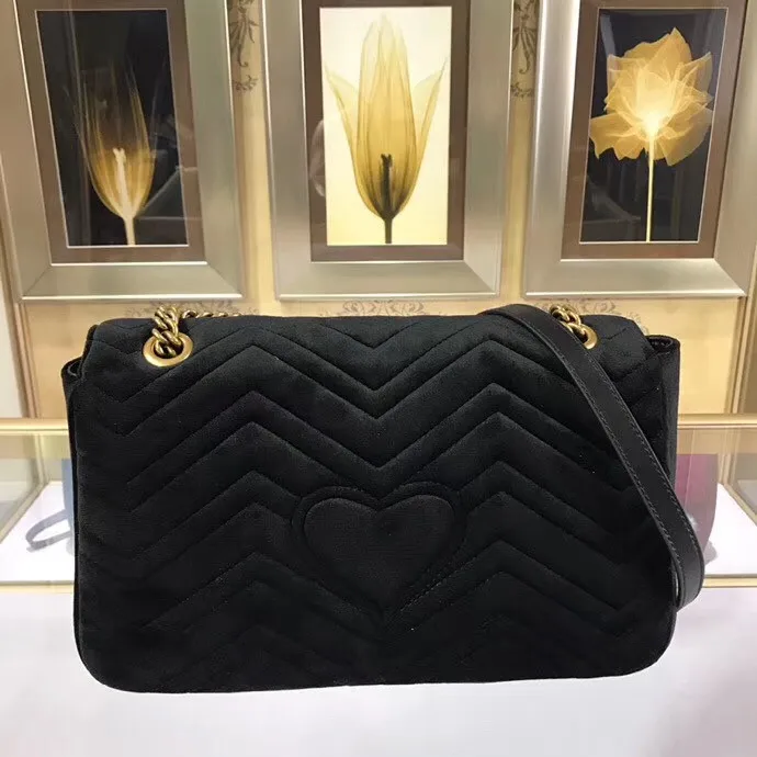 Famous brand gorgeous heart-shaped single-shoulder bag designed by the highest quality female handbag designer
Famous brand gorgeous heart-shaped single-shoulder bag designed by the highest quality female handbag designer