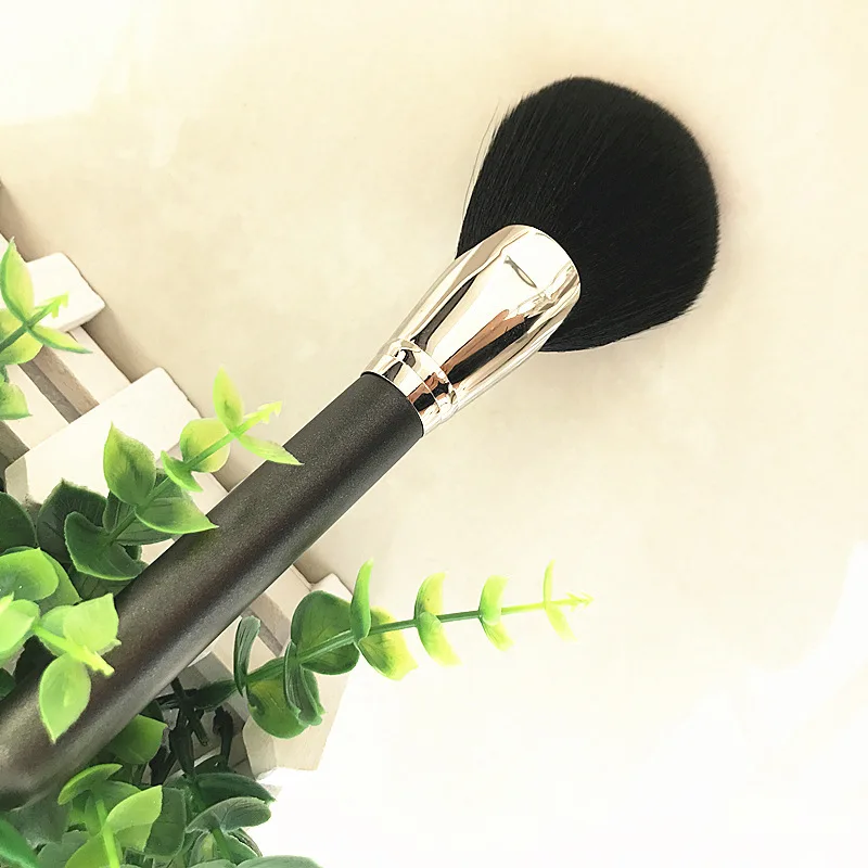 1pcs High Quality Large Fan-Shaped Scattered Painting Fan Brush Powder Brush Professional High-end Makeup Tool 140s
1pcs High Quality Large Fan-Shaped Scattered Painting Fan Brush Powder Brush Professional High-end Makeup Tool 140s