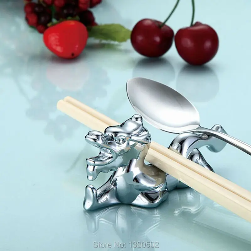 HOT Fashion Dragon Shape Metal Portable Dining Chopstick Holder Rest Decorations &Crafts For Table Knife And Forks Holder
HOT Fashion Dragon Shape Metal Portable Dining Chopstick Holder Rest Decorations &Crafts For Table Knife And Forks Holder