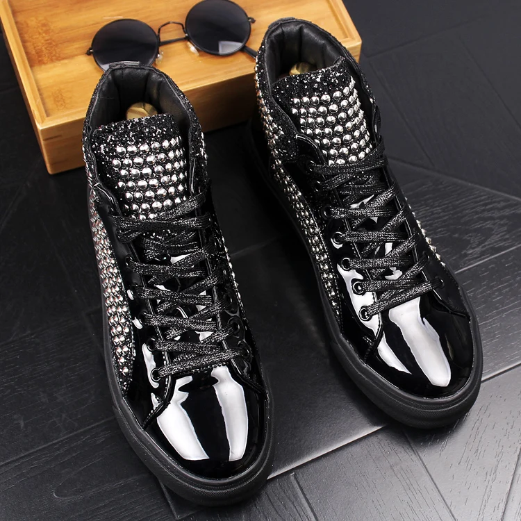 Men 2019 Brand New Round Toe Black Gold Red metal Rivets Ankle shoes Shine Patent Leather Punk Martin Motorcycle shoe
Men 2019 Brand New Round Toe Black Gold Red metal Rivets Ankle shoes Shine Patent Leather Punk Martin Motorcycle shoe