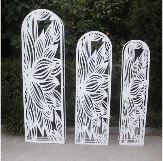 New wedding iron background screen props arch iron carving screen stage background decoration snow lotus screen.
New wedding iron background screen props arch iron carving screen stage background decoration snow lotus screen.