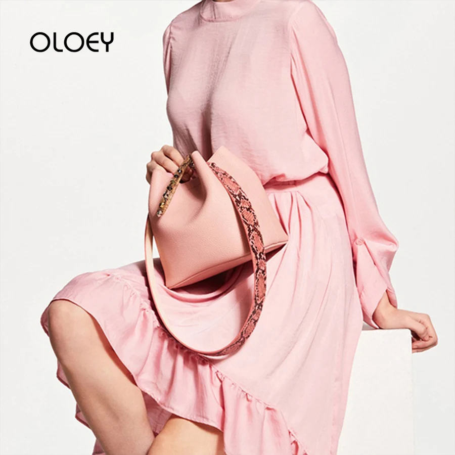 Vintage Snake Wide Shoulder Strap Bucket Bag Luxury Handbags Rivet Women Bags Panelled Rivets Design Crossbody Bag for Women 201
Vintage Snake Wide Shoulder Strap Bucket Bag Luxury Handbags Rivet Women Bags Panelled Rivets Design Crossbody Bag for Women 201