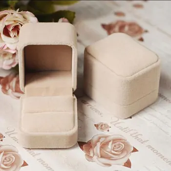 Upscale 25pcs Apricot pink Velvet Ring jewelry Gift box organizer for earring Charms Box jewelry Display Box Free shipping 2018
Upscale 25pcs Apricot pink Velvet Ring jewelry Gift box organizer for earring Charms Box jewelry Display Box Free shipping 2018