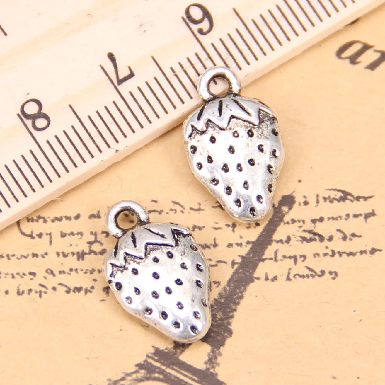 68pcs Charms For Jewelry Making two sided strawberry 17x10mm Antique Silver Plated Pendants DIY Tibetan Silver Bracelet Necklace
68pcs Charms For Jewelry Making two sided strawberry 17x10mm Antique Silver Plated Pendants DIY Tibetan Silver Bracelet Necklace