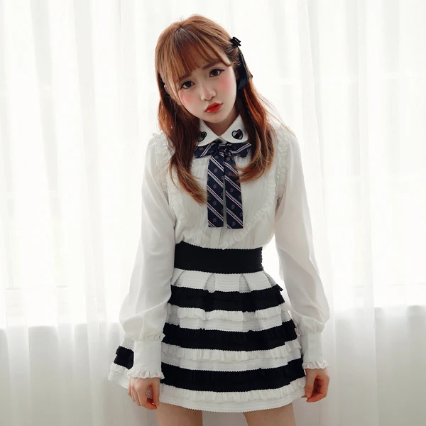 Princess sweet lolita skirt Bobon21 Original design Small pretty waist Show thin stripe Black fungus lace Umbrella skirt B1268
Princess sweet lolita skirt Bobon21 Original design Small pretty waist Show thin stripe Black fungus lace Umbrella skirt B1268
