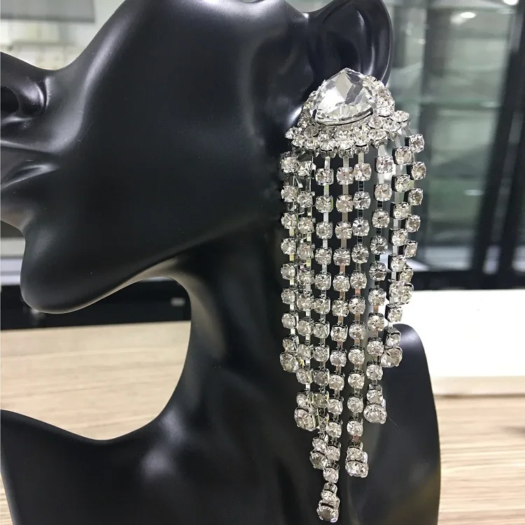New European and American fashionable ear claw chain with drill water drip tassel and super long eardrop elegant earrings
New European and American fashionable ear claw chain with drill water drip tassel and super long eardrop elegant earrings