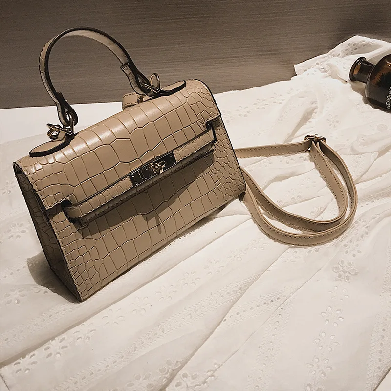 2018 new fashion trend stone pattern buckle small square shoulder bag across wild ladies Kate bag Crocodile skin
2018 new fashion trend stone pattern buckle small square shoulder bag across wild ladies Kate bag Crocodile skin