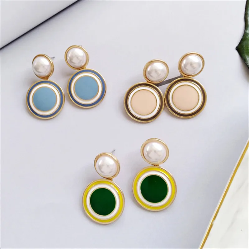 Temperament elegant street snap personality fashion female pearl earrings Contrast color round stud earrings for women
Temperament elegant street snap personality fashion female pearl earrings Contrast color round stud earrings for women