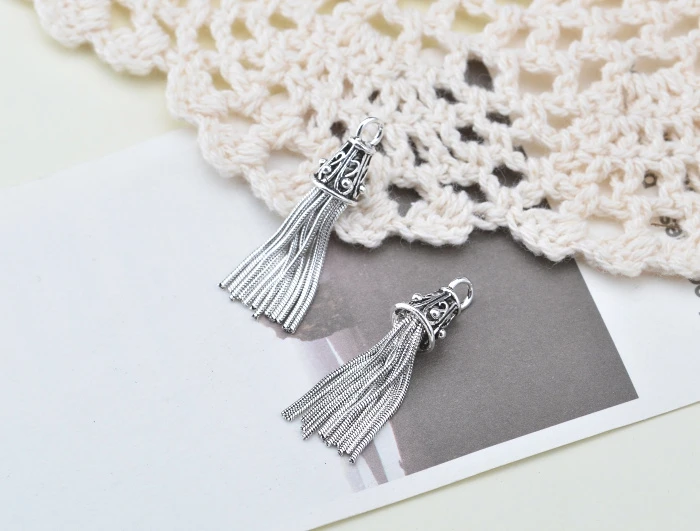 silver-tassels003b