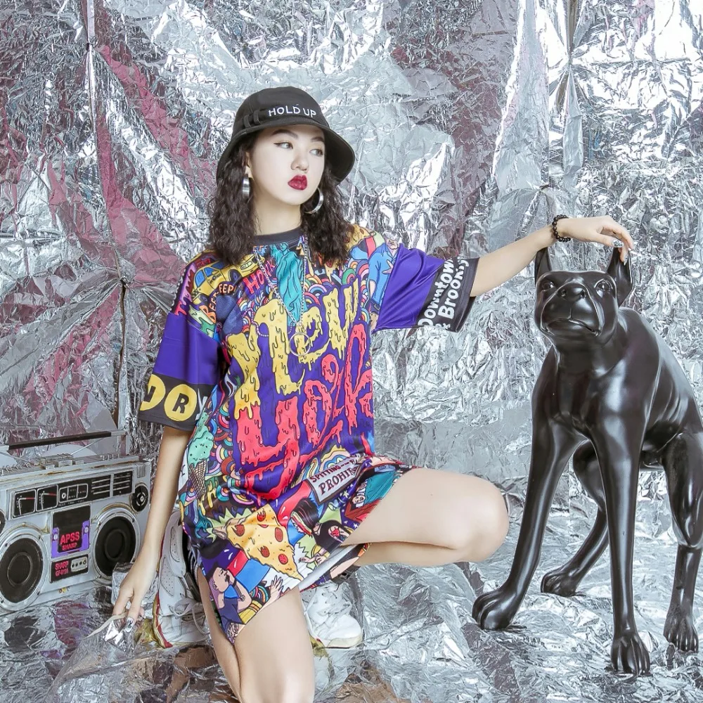 Original style, street trend, graffiti, letter printing, loose and thin, short sleeved dress, long women's hip hop.
Original style, street trend, graffiti, letter printing, loose and thin, short sleeved dress, long women's hip hop.