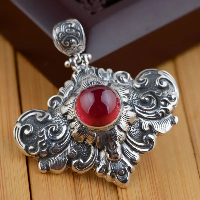 Deer Wang Yinshi red corundum Pendant S925 silver inlaid process female explosion models exquisite style gift
Deer Wang Yinshi red corundum Pendant S925 silver inlaid process female explosion models exquisite style gift