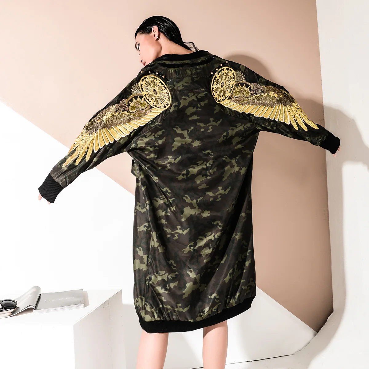 2018 autumn women fashion autumn and winter military style gold wings heavy work embroidered leather long windbreaker coat coat
2018 autumn women fashion autumn and winter military style gold wings heavy work embroidered leather long windbreaker coat coat