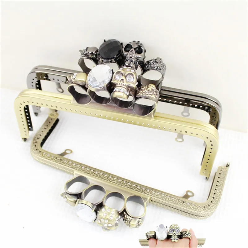 20.5cm Punk Skull Head Decoration finger ring holder Antique bronze Gun Balck kiss clasp Handle DIY Bag Accessories
20.5cm Punk Skull Head Decoration finger ring holder Antique bronze Gun Balck kiss clasp Handle DIY Bag Accessories