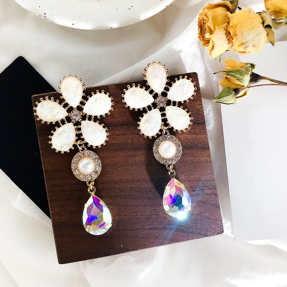 Dominated 2019 Fashionable Elegant Flower Earrings Sweet crystal pearl tassel long Women Drop earrings
Dominated 2019 Fashionable Elegant Flower Earrings Sweet crystal pearl tassel long Women Drop earrings