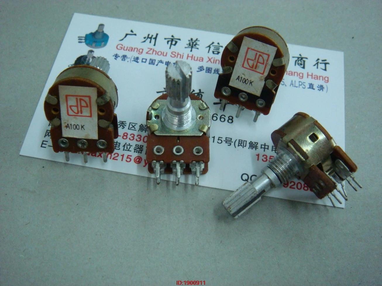 1pcs/lot Backlog Special 16 type dP double volume potentiometer A100K handle length 20MM flowers
1pcs/lot Backlog Special 16 type dP double volume potentiometer A100K handle length 20MM flowers