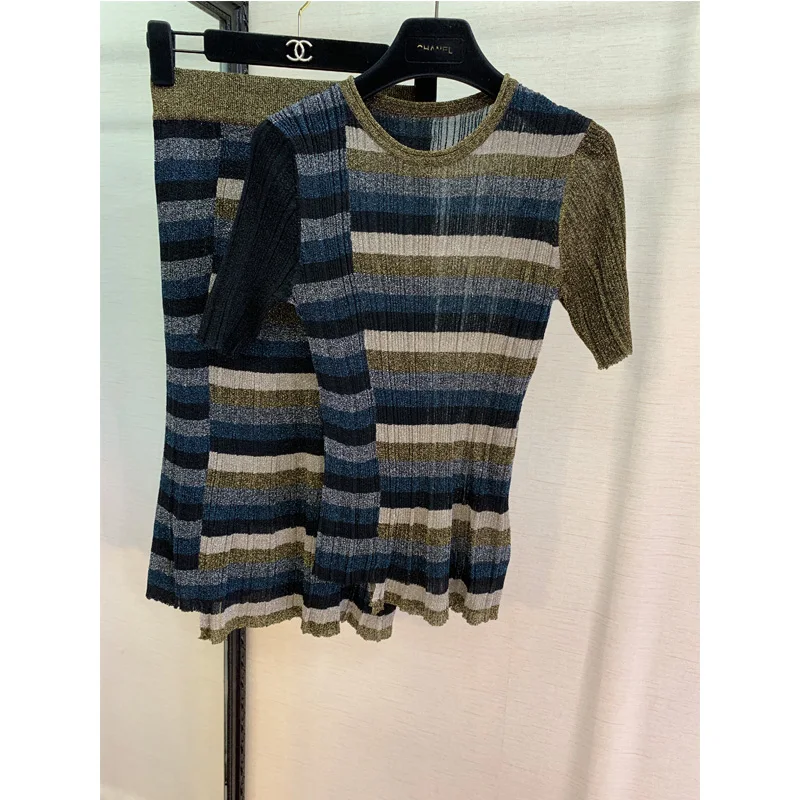 Fashion casual women knitted plaid color suit short sleeves with half skirt suit
Fashion casual women knitted plaid color suit short sleeves with half skirt suit