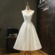 Короткое атласное свадебное платье с v образным вырезом и бантом