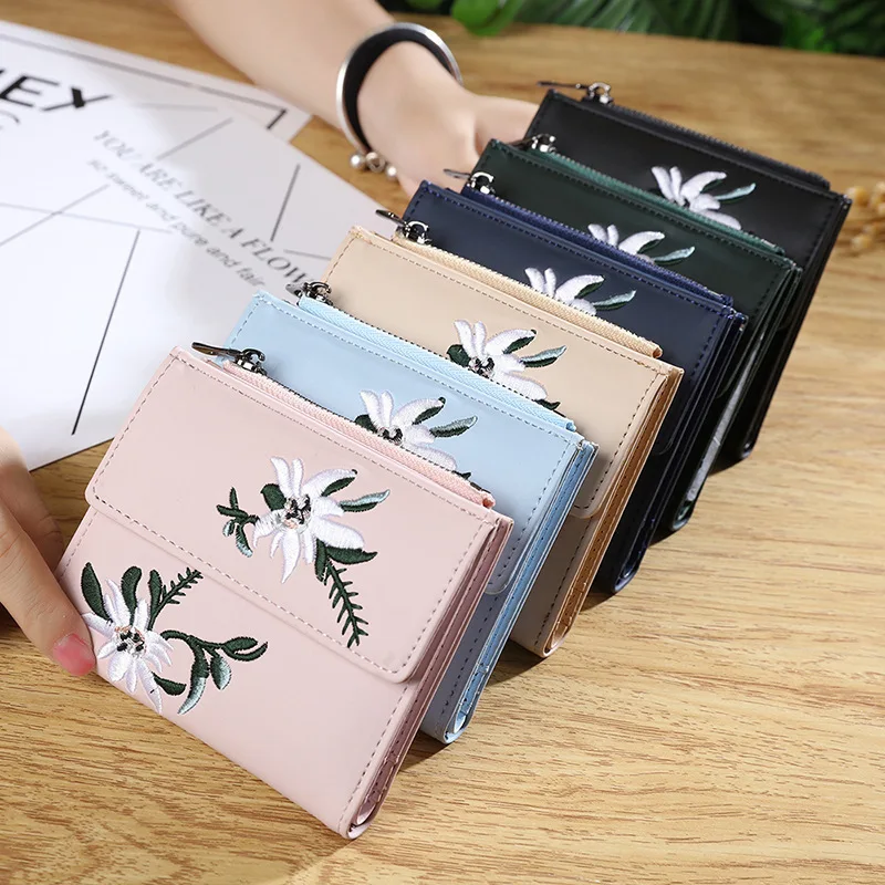 New Fashion Small Female Purse Short Purse Lady Letter Snap Fastener Zipper Short Clutch Wallet With Flowers Mini Women Wallet
New Fashion Small Female Purse Short Purse Lady Letter Snap Fastener Zipper Short Clutch Wallet With Flowers Mini Women Wallet