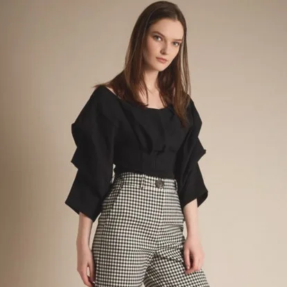 2019 Spring Women New European and American Black One-word Collar Shoulder Top Fold Pile Sleeves Black Women Jackets and Coats
2019 Spring Women New European and American Black One-word Collar Shoulder Top Fold Pile Sleeves Black Women Jackets and Coats