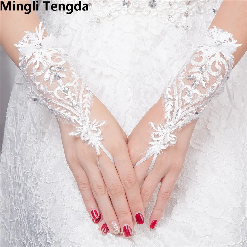 Mingli Tengda Bridal Accessories Lace Beaded Gloves White Flowers Fingerless Bridal Gloves Wedding Gloves for Bride Party
Mingli Tengda Bridal Accessories Lace Beaded Gloves White Flowers Fingerless Bridal Gloves Wedding Gloves for Bride Party