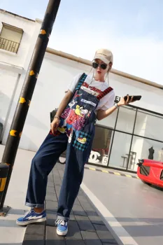 Tide brand 2020 autumn new Hong Kong flavor pants female graffiti printing wave point denim overalls wide leg pants tide
Tide brand 2020 autumn new Hong Kong flavor pants female graffiti printing wave point denim overalls wide leg pants tide