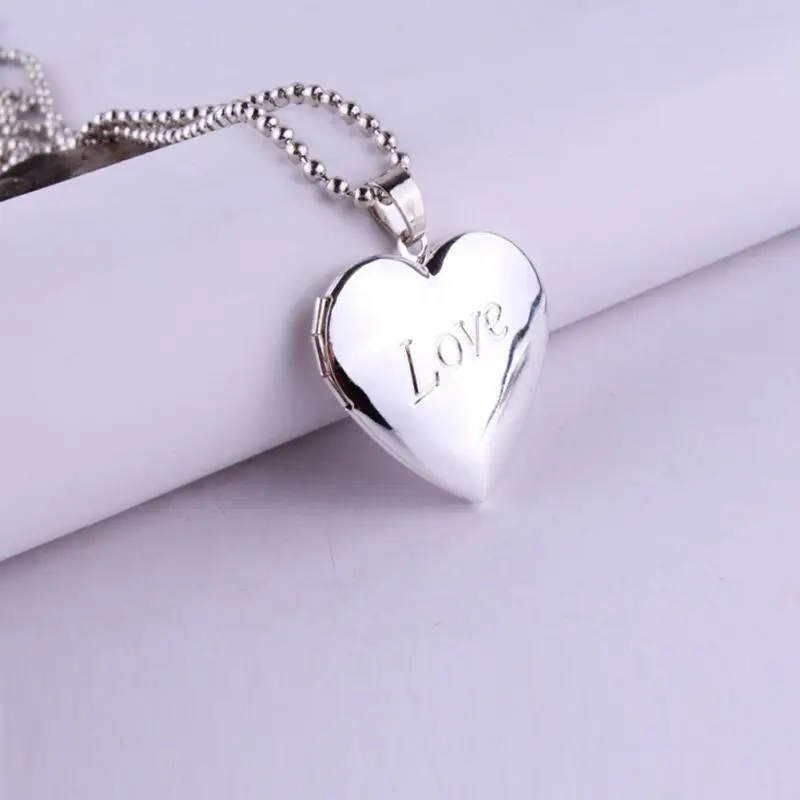 1 PCS Christmas Lover Gift Necklaces Photo Frames Can Open Locket Heart Pendant Necklace
1 PCS Christmas Lover Gift Necklaces Photo Frames Can Open Locket Heart Pendant Necklace