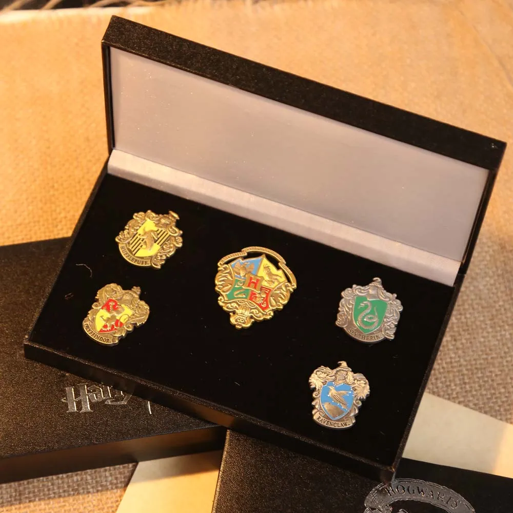 5 Brooches Black Gift Box Harri Potter Hogwarts Gryffindor Ravenclaw Slytherin Hufflepuff Party Collection Birthday Students
5 Brooches Black Gift Box Harri Potter Hogwarts Gryffindor Ravenclaw Slytherin Hufflepuff Party Collection Birthday Students