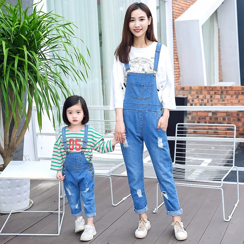 Fashion Mother Daughter Jeans Overalls Baby Girls Strap Jeans Mommy Mother and Daughter Clothes Ripped Pants Family Clothing
Fashion Mother Daughter Jeans Overalls Baby Girls Strap Jeans Mommy Mother and Daughter Clothes Ripped Pants Family Clothing
