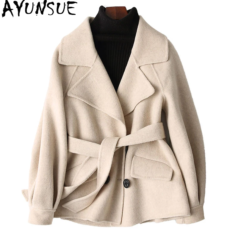 AYUNSUE 2019 New Spring Wool Coat Female Alpaca Coat of Women's Cashmere Short Autumn Jacket Women casaco With Belt 37156 YQ1157
AYUNSUE 2019 New Spring Wool Coat Female Alpaca Coat of Women's Cashmere Short Autumn Jacket Women casaco With Belt 37156 YQ1157