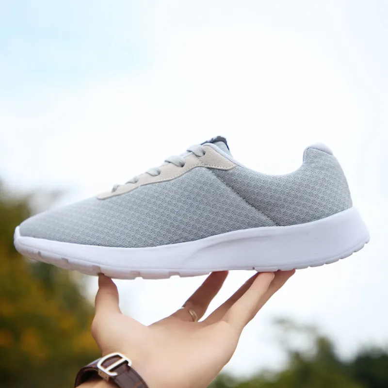 Men running shoes Lightweight sneaker Outdoor Sport shoe men zapatos de hombre Big size
Men running shoes Lightweight sneaker Outdoor Sport shoe men zapatos de hombre Big size