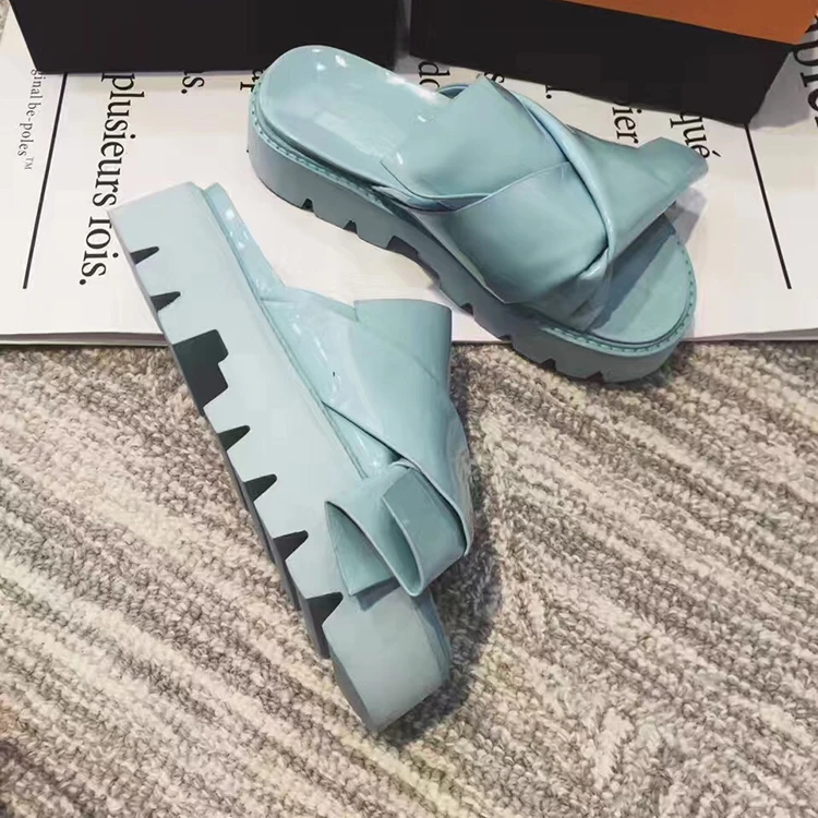 Hot Summer Flat Plat Slippers Shoes Woman Patent Leather Butterfly-knot Designer Platform Flats Outside Woman Slippers Shoes
Hot Summer Flat Plat Slippers Shoes Woman Patent Leather Butterfly-knot Designer Platform Flats Outside Woman Slippers Shoes
