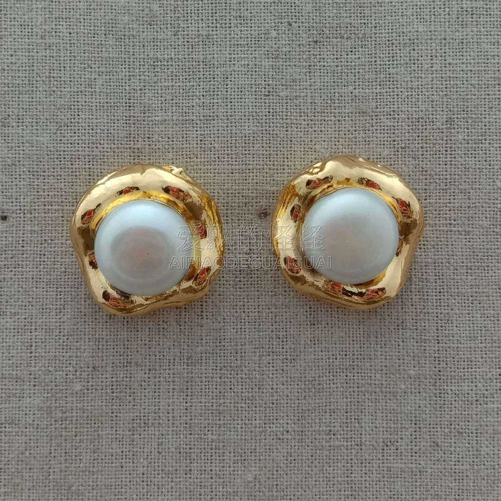 E092607 White Pearl Flower 24 K Golden Plated Stud Earrings
E092607 White Pearl Flower 24 K Golden Plated Stud Earrings
