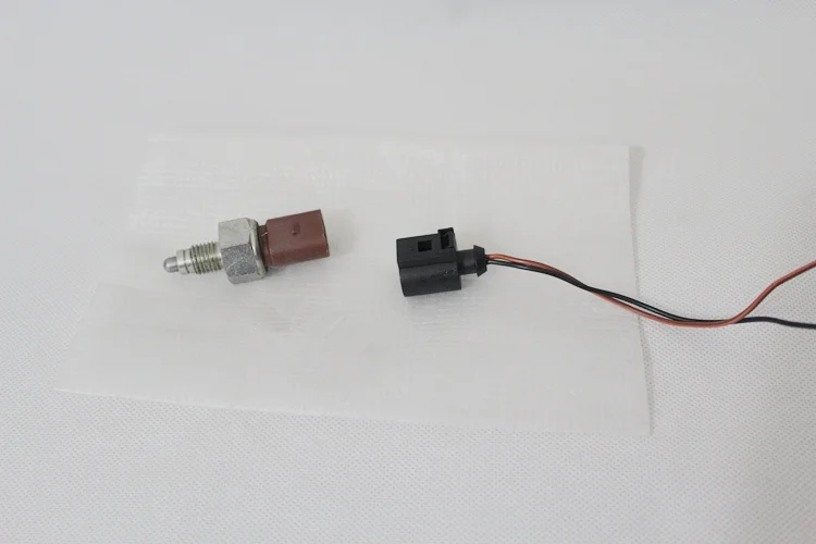 OEM Reversing Light Reverse Lamp Switch with Plug for for VW Polo Golf MK4 MK6 Jetta Bora Tiguan Skoda
OEM Reversing Light Reverse Lamp Switch with Plug for for VW Polo Golf MK4 MK6 Jetta Bora Tiguan Skoda