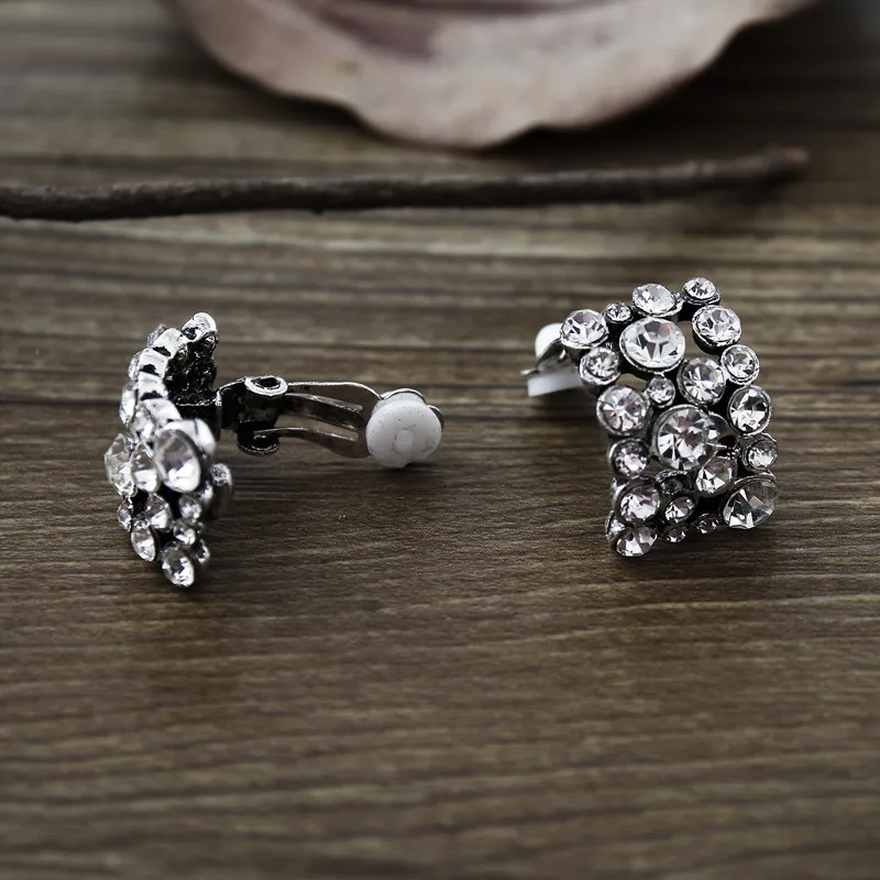 Fashion Retro Girl Crystal Ear Clip New Design Pierced Jewels Gift Clip Earrings Without Puncture
Fashion Retro Girl Crystal Ear Clip New Design Pierced Jewels Gift Clip Earrings Without Puncture