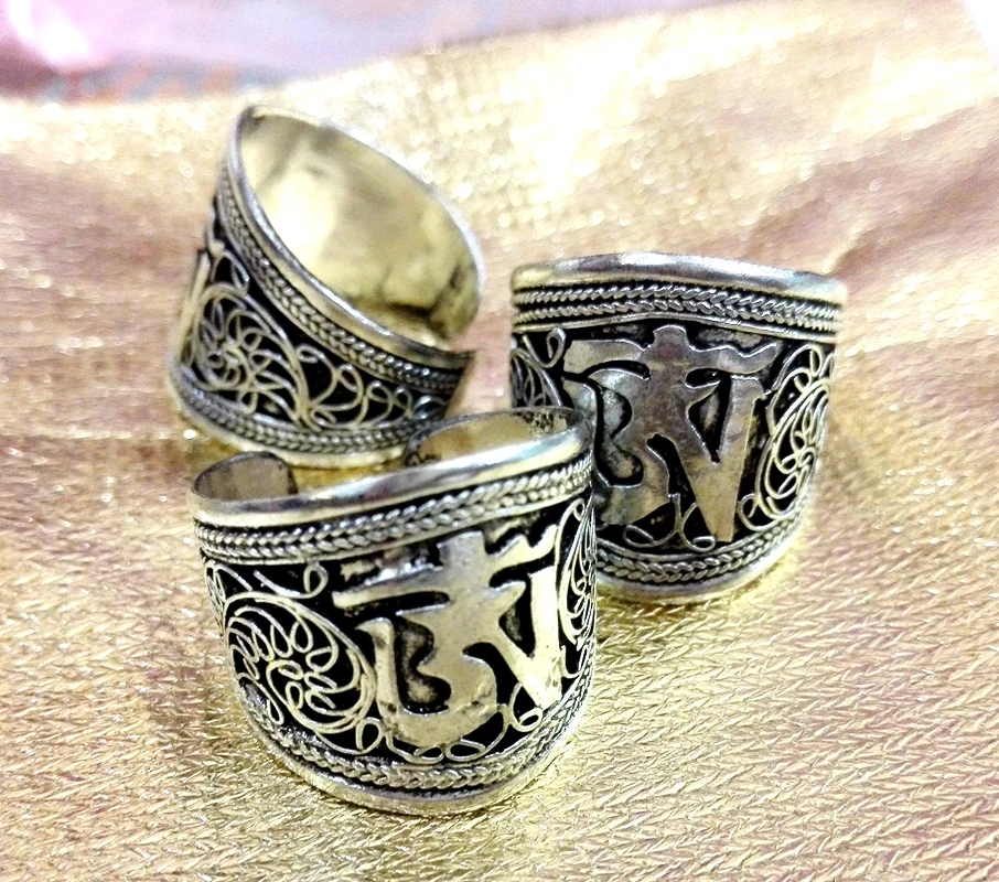 Excellent 10pcs Old Tibet Silver Ring Om Mani Padme Hum Mantra Buddhism Nepal Ring Adjustable Free Shipping Party Unisex Gift
Excellent 10pcs Old Tibet Silver Ring Om Mani Padme Hum Mantra Buddhism Nepal Ring Adjustable Free Shipping Party Unisex Gift