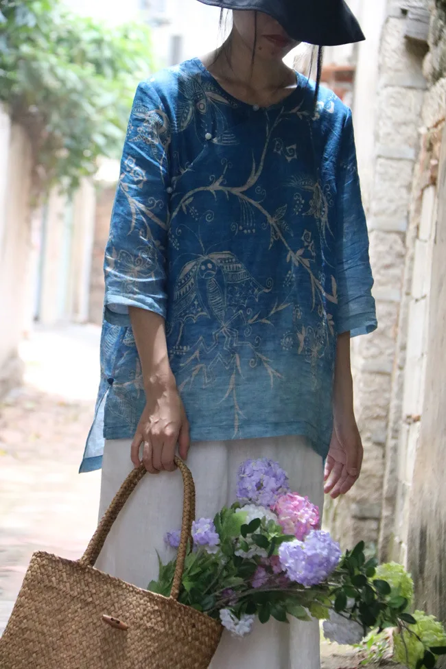 Vintage Floral Pattern Front Short Back Long Beads Button Ramie Linen Shirt, Unique Blue Gradient Digital Print Cool Thin Tops
Vintage Floral Pattern Front Short Back Long Beads Button Ramie Linen Shirt, Unique Blue Gradient Digital Print Cool Thin Tops