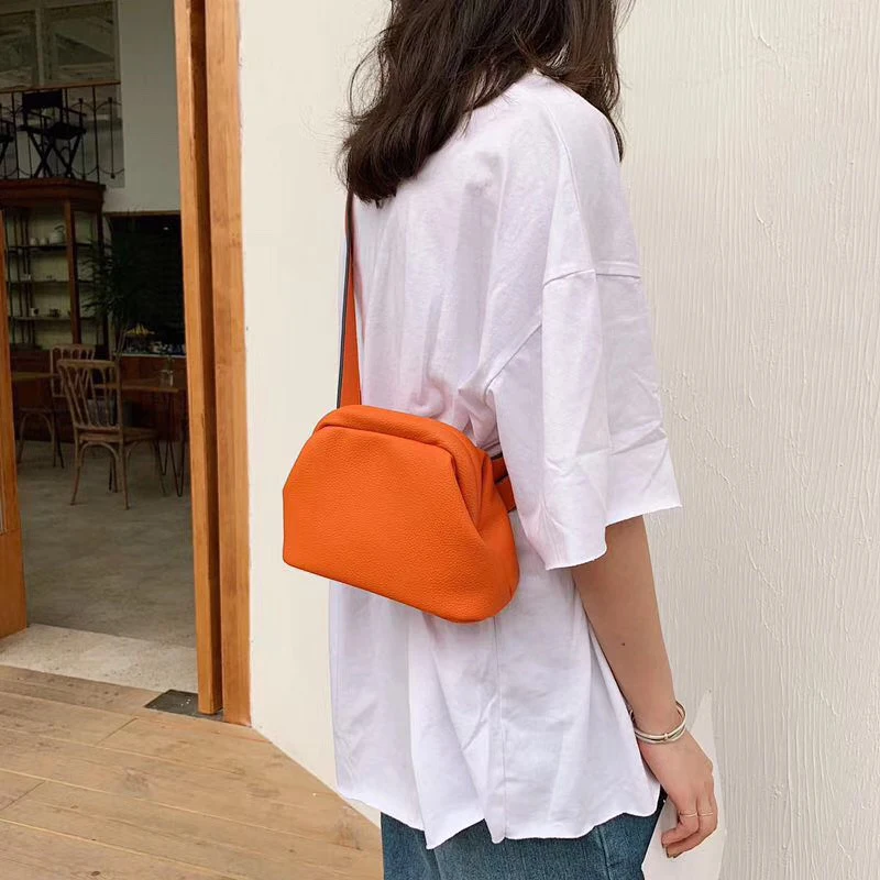 Luxury Ins New Pattern Retro SaddleWomen Messenger Bag Wide Shoulder Strap Chain Small Crossbody Bag PU Leather Luxury Designer
Luxury Ins New Pattern Retro SaddleWomen Messenger Bag Wide Shoulder Strap Chain Small Crossbody Bag PU Leather Luxury Designer
