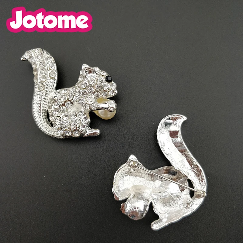 100pcs/lot free shipping Rhinestone with pearl crystal cute squirrel animal brooch pin/lapel pin for gift/party/dress decoration
100pcs/lot free shipping Rhinestone with pearl crystal cute squirrel animal brooch pin/lapel pin for gift/party/dress decoration