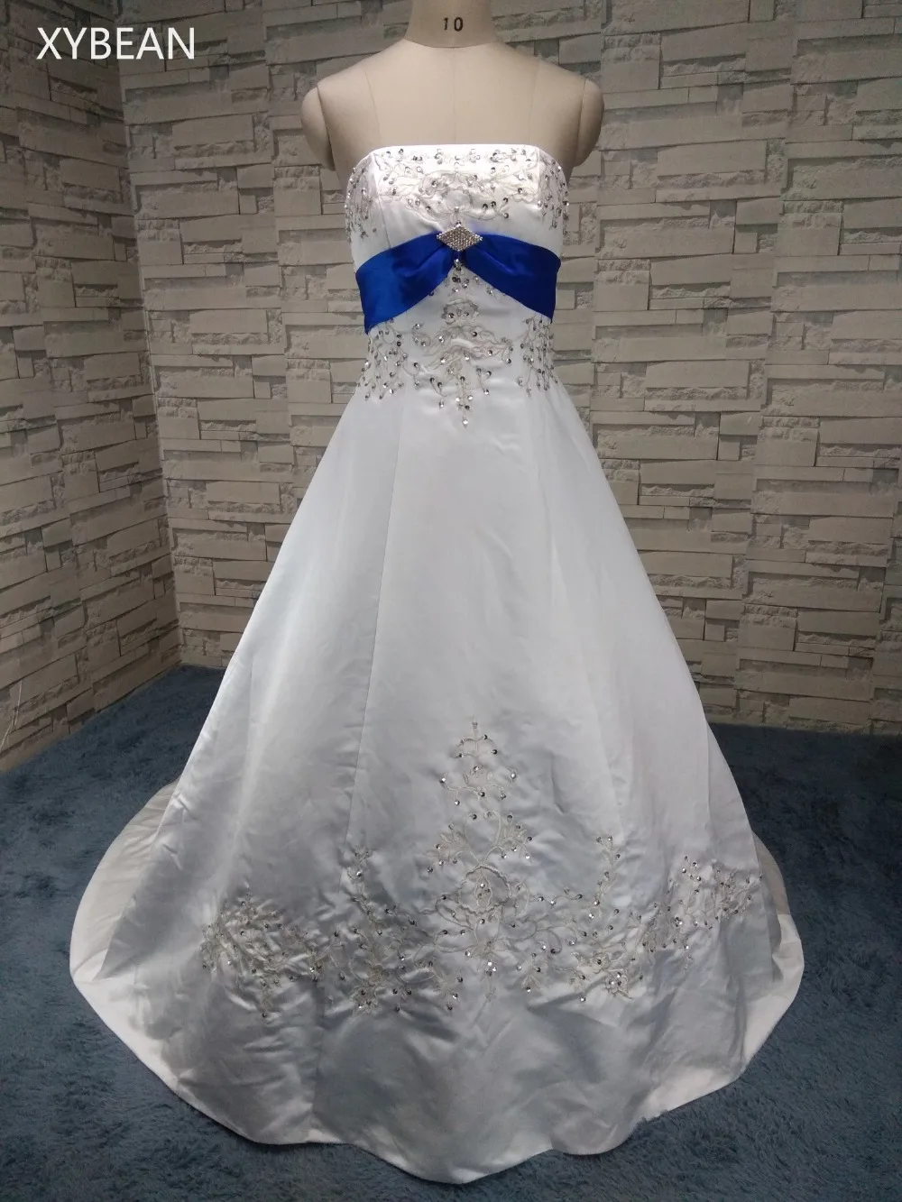 2017 Free Shipping Beading embroidery A line Strapless With Train Blue and white Wedding Dresses
2017 Free Shipping Beading embroidery A line Strapless With Train Blue and white Wedding Dresses
