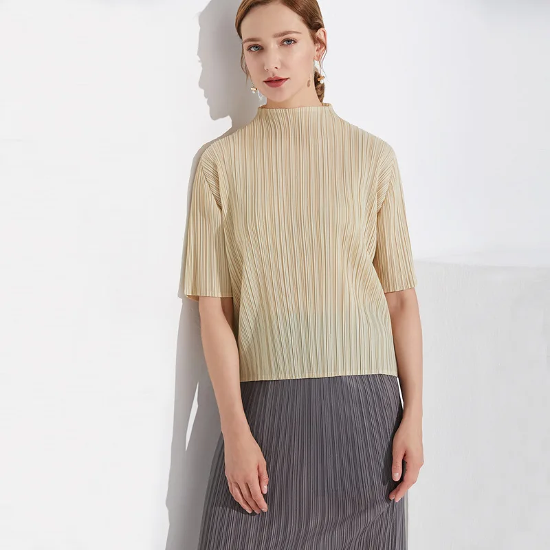 Miyake folds New Japanese women's raglan sleeves loose pleated shirt summer comfortable casual half-high collar T-shirt
Miyake folds New Japanese women's raglan sleeves loose pleated shirt summer comfortable casual half-high collar T-shirt