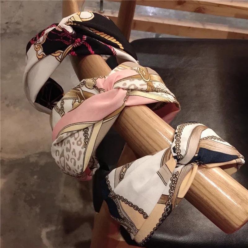 Korea Simple Girl Fabric Wide-brimmed Headband Wild Chain Stitching Women's Cross Headband Hair Accessories Hair Hoop
Korea Simple Girl Fabric Wide-brimmed Headband Wild Chain Stitching Women's Cross Headband Hair Accessories Hair Hoop