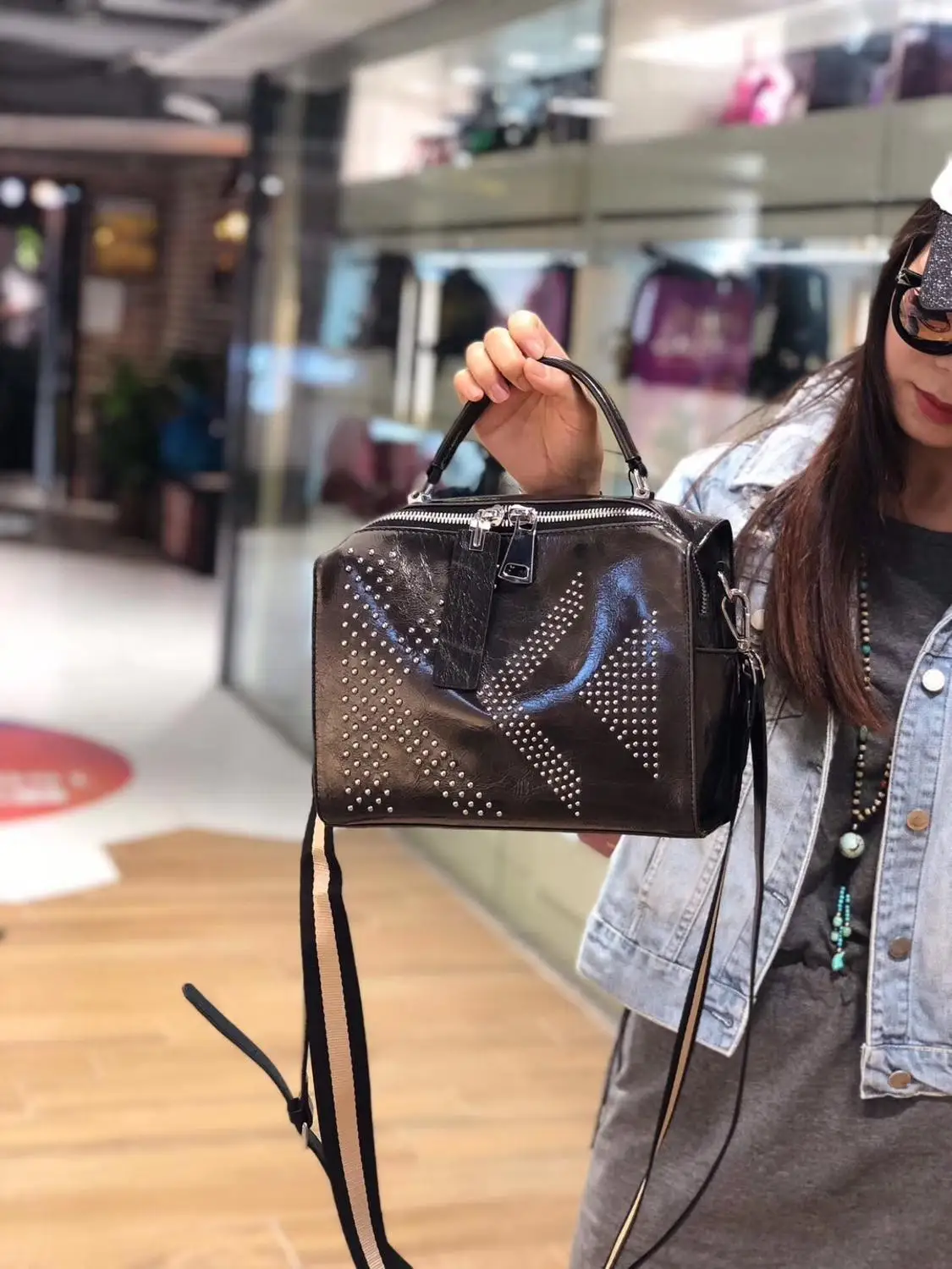 Kafunila genuine leather large capacity handbag high quality fashion rivet boston pillow shoulder messenger bags bolsa feminina
Kafunila genuine leather large capacity handbag high quality fashion rivet boston pillow shoulder messenger bags bolsa feminina