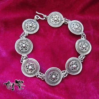 Ethnic style Miao traditional silk flower craft Handmade silver seedling bracelet Silk silk copper drum bracelet
Ethnic style Miao traditional silk flower craft Handmade silver seedling bracelet Silk silk copper drum bracelet