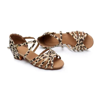 2019 New Style Girls Children Latin Dance Shoes Soft-Soled Kids Low Heels Ballroom Tango Performance Dancing Shoes
2019 New Style Girls Children Latin Dance Shoes Soft-Soled Kids Low Heels Ballroom Tango Performance Dancing Shoes