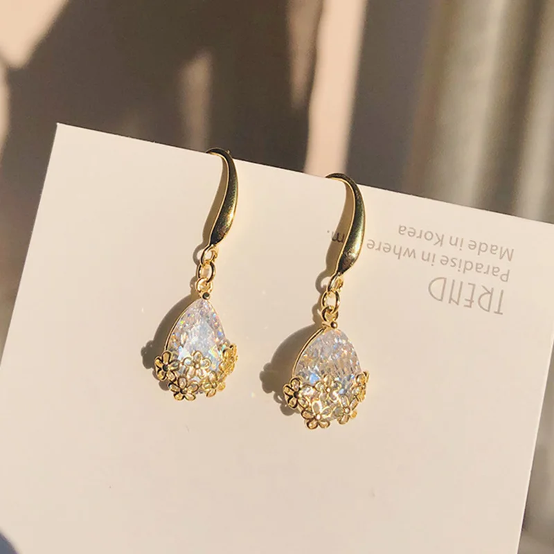2019 New Baroque Vintage Gold Carved Flower Waterdrop Zircon Hook Earrings For Women Small CZ Dangle Earrings Bridal's Jewelry
2019 New Baroque Vintage Gold Carved Flower Waterdrop Zircon Hook Earrings For Women Small CZ Dangle Earrings Bridal's Jewelry