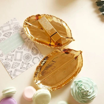 Quality cosmetics gold-plated jewelry storage plate ceramic bedside table home docorative accessories holder creative gold leaf
Quality cosmetics gold-plated jewelry storage plate ceramic bedside table home docorative accessories holder creative gold leaf