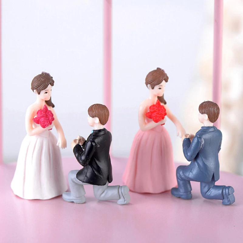 1 Pair Kawaii Propose Marriage Lover Figurines DIY PVC Craft Ornament Garden Decoration Wedding Doll Miniatures Couple Models
1 Pair Kawaii Propose Marriage Lover Figurines DIY PVC Craft Ornament Garden Decoration Wedding Doll Miniatures Couple Models