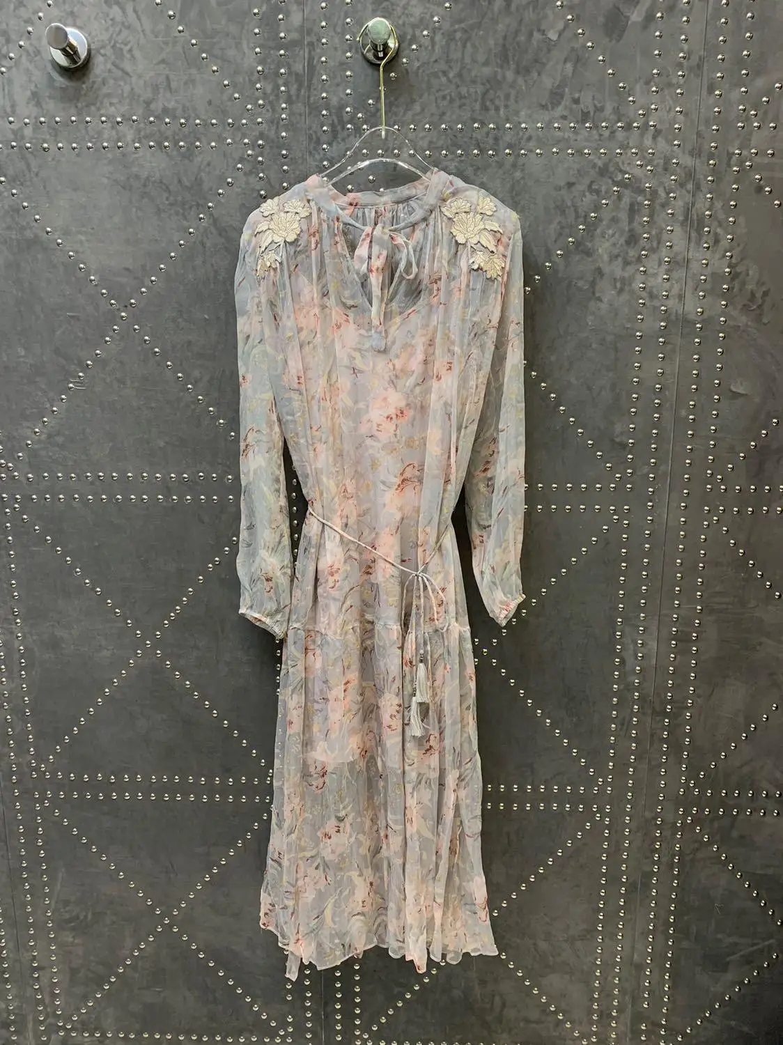 2019 new ladies fashion long-sleeved bow tie tassels drawstring silk embroidered applique two-piece dress 0610
2019 new ladies fashion long-sleeved bow tie tassels drawstring silk embroidered applique two-piece dress 0610
