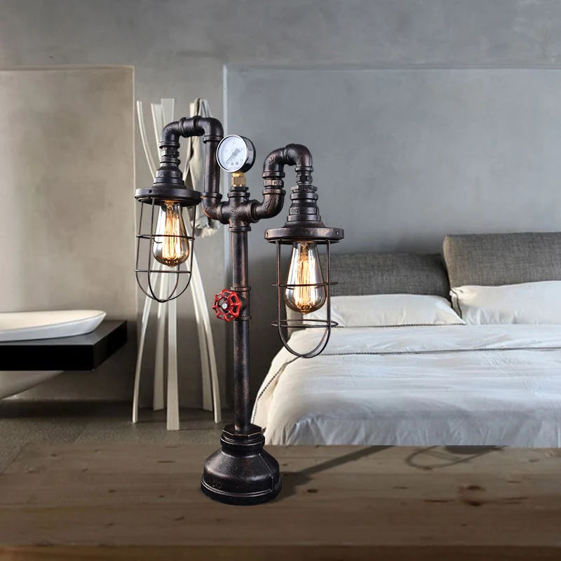 Винтажная настольная лампа В индустриальном стиле с водопроводной трубой.